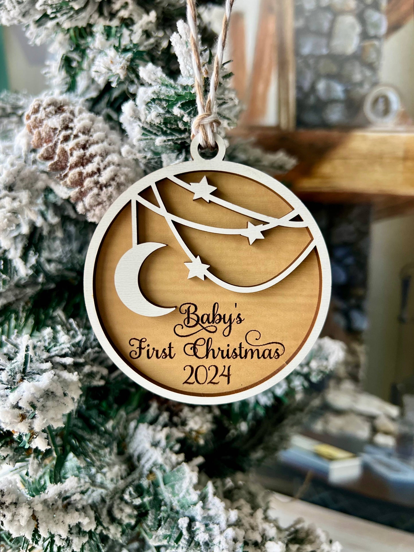 Baby's First Christmas Ornament: A Cherished Keepsake Stad Woodlands